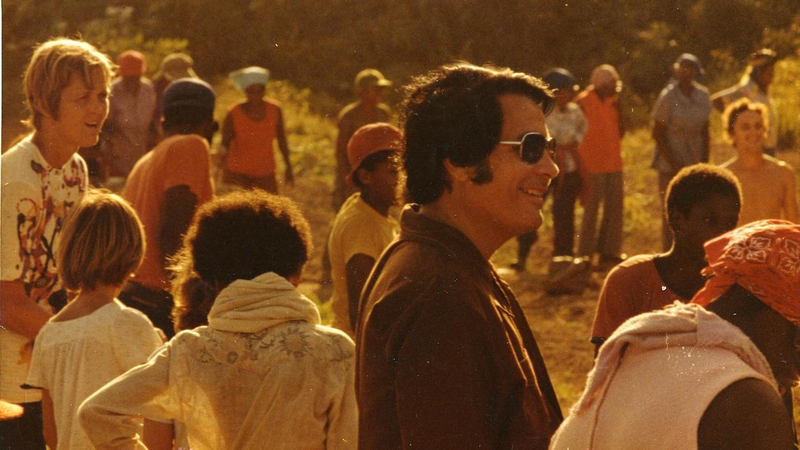Illustration for article titled Esta anciana se quedó dormida, y cuando despertó
tenía 900 cadáveres a su alrededor: la masacre de Jonestown